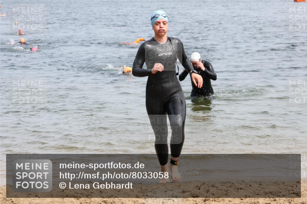 15.06.2025 - 27. Vierlanden-Triathlon Lena Gebhardt http://msf.ph/oto/8033058 15.06.2025 11:16:46 Schwimmen 825, 888 meine-sportfotos.de