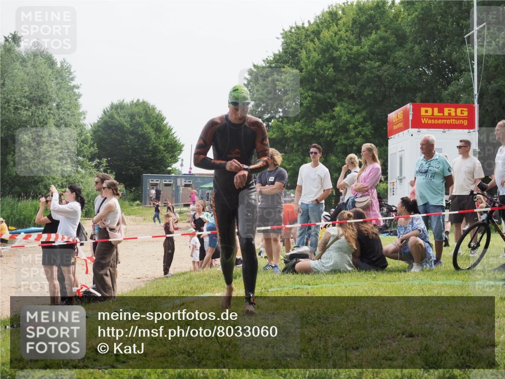 15.06.2025 - 27. Vierlanden-Triathlon KatJ http://msf.ph/oto/8033060 15.06.2025 11:14:31 Schwimmen 833, 958 meine-sportfotos.de