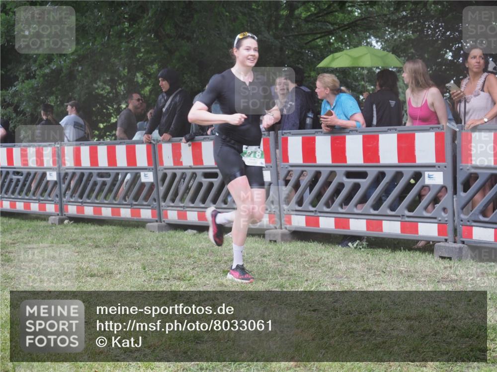21.06.2025 - 27. Vierlanden-Triathlon KatJ http://msf.ph/oto/8033061 15.06.2025 13:44:25 Ziel 222, 878 meine-sportfotos.de