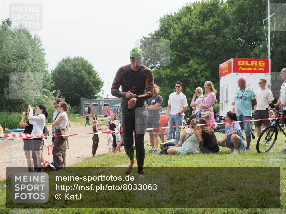15.06.2025 - 27. Vierlanden-Triathlon KatJ http://msf.ph/oto/8033063 15.06.2025 11:14:31 Schwimmen 833, 958 meine-sportfotos.de