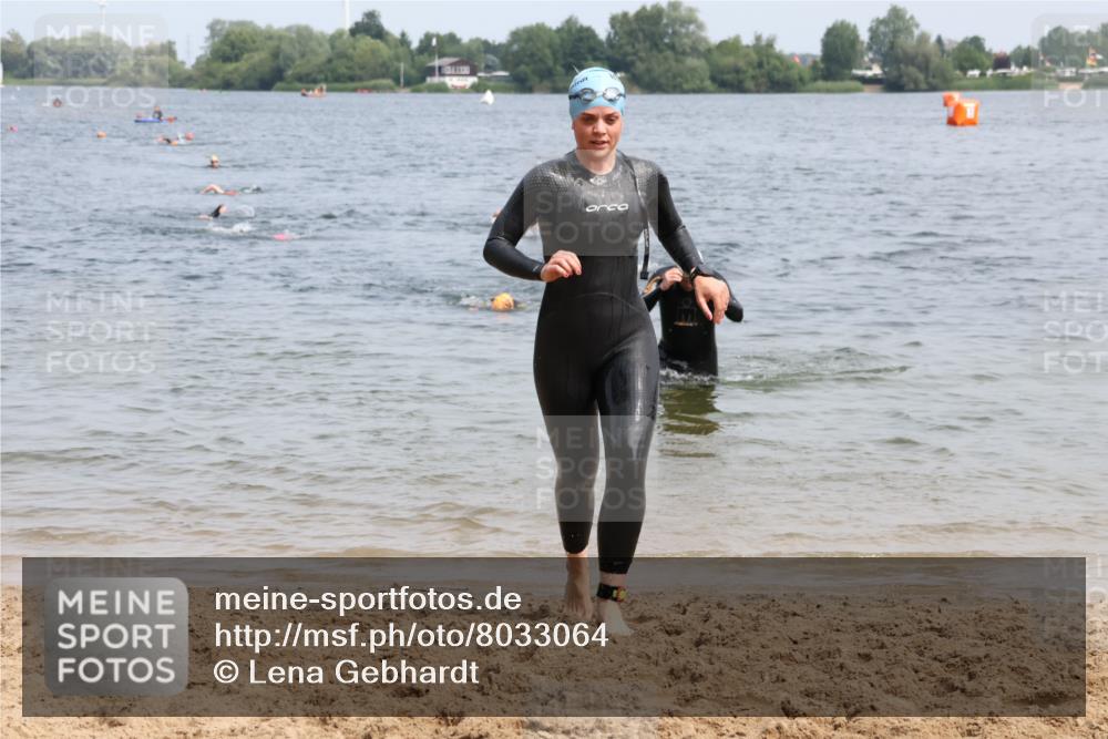15.06.2025 - 27. Vierlanden-Triathlon Lena Gebhardt http://msf.ph/oto/8033064 15.06.2025 11:16:47 Schwimmen 825, 888 meine-sportfotos.de