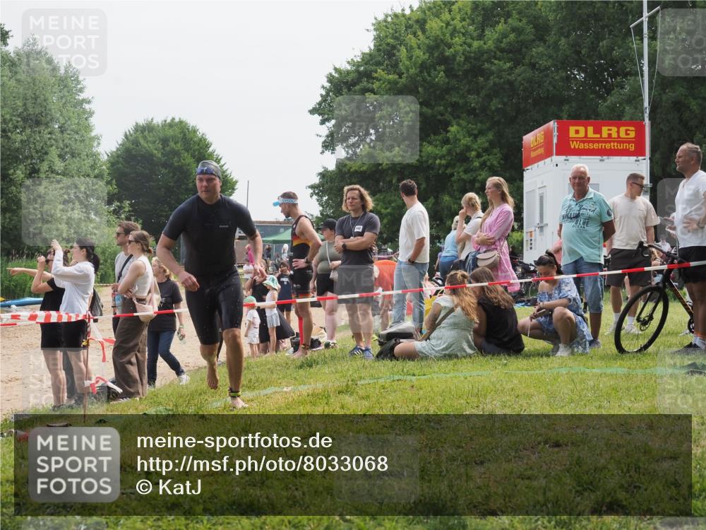 15.06.2025 - 27. Vierlanden-Triathlon KatJ http://msf.ph/oto/8033068 15.06.2025 11:14:34 Schwimmen 833, 958 meine-sportfotos.de