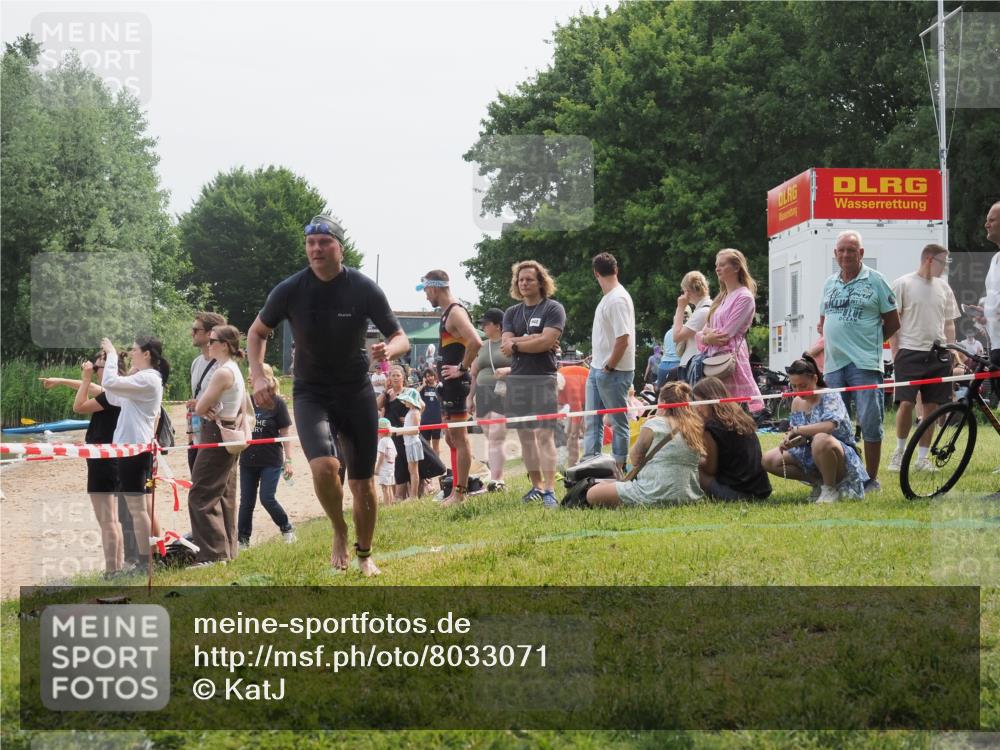 15.06.2025 - 27. Vierlanden-Triathlon KatJ http://msf.ph/oto/8033071 15.06.2025 11:14:34 Schwimmen 833, 958 meine-sportfotos.de