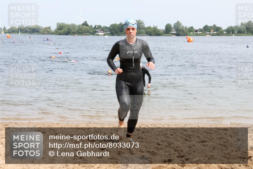 15.06.2025 - 27. Vierlanden-Triathlon Lena Gebhardt http://msf.ph/oto/8033073 15.06.2025 11:16:48 Schwimmen 825, 888 meine-sportfotos.de