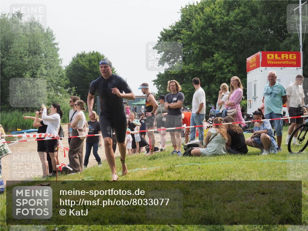 15.06.2025 - 27. Vierlanden-Triathlon KatJ http://msf.ph/oto/8033077 15.06.2025 11:14:34 Schwimmen 833, 958 meine-sportfotos.de