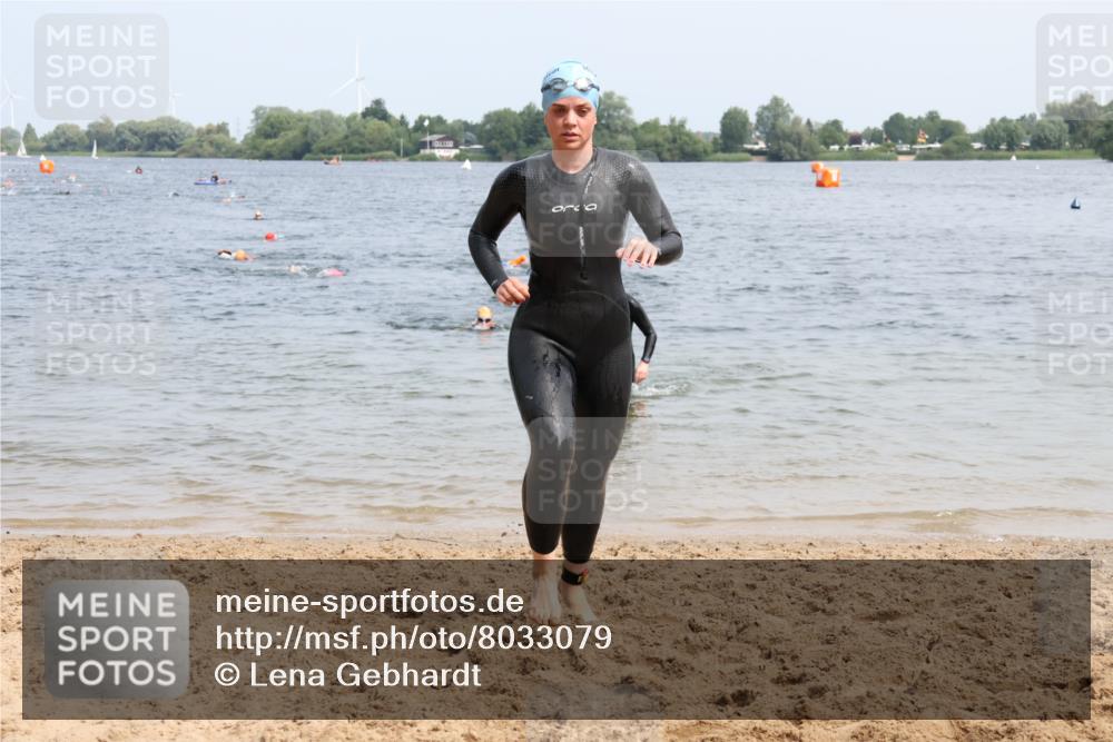 15.06.2025 - 27. Vierlanden-Triathlon Lena Gebhardt http://msf.ph/oto/8033079 15.06.2025 11:16:48 Schwimmen 825, 888 meine-sportfotos.de