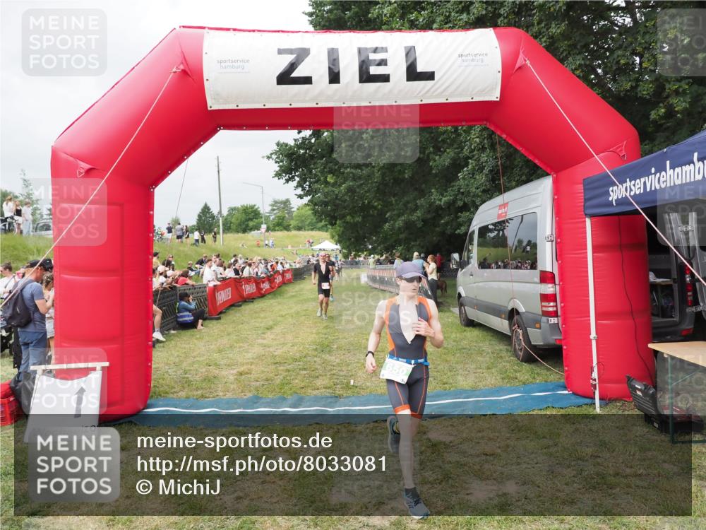 21.06.2025 - 27. Vierlanden-Triathlon MichiJ http://msf.ph/oto/8033081 15.06.2026 12:54:05 Ziel 21, 60, 650, 682 meine-sportfotos.de