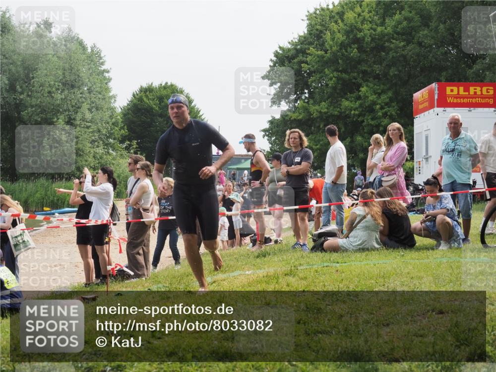 15.06.2025 - 27. Vierlanden-Triathlon KatJ http://msf.ph/oto/8033082 15.06.2025 11:14:34 Schwimmen 833, 958 meine-sportfotos.de