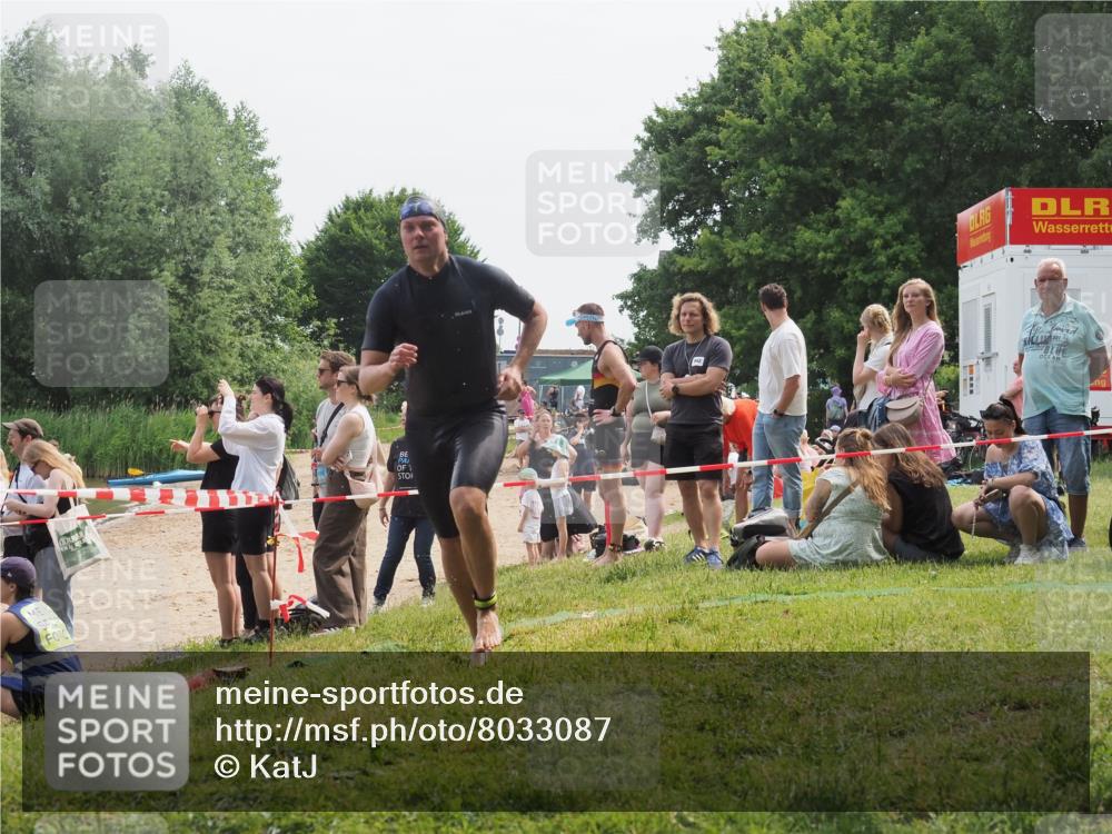 15.06.2025 - 27. Vierlanden-Triathlon KatJ http://msf.ph/oto/8033087 15.06.2025 11:14:34 Schwimmen 833, 958 meine-sportfotos.de