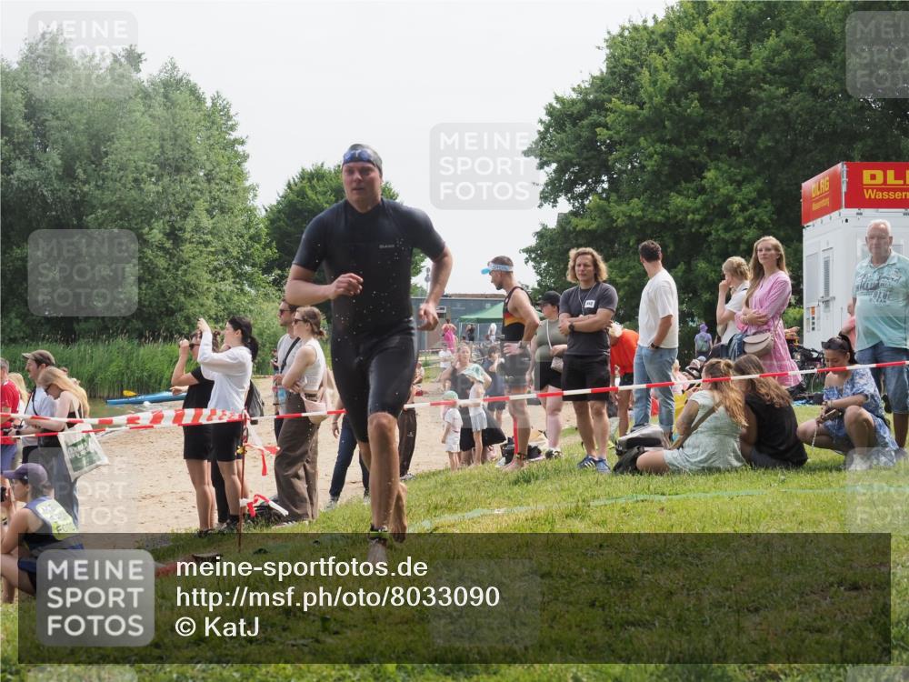 15.06.2025 - 27. Vierlanden-Triathlon KatJ http://msf.ph/oto/8033090 15.06.2025 11:14:34 Schwimmen 833, 958 meine-sportfotos.de
