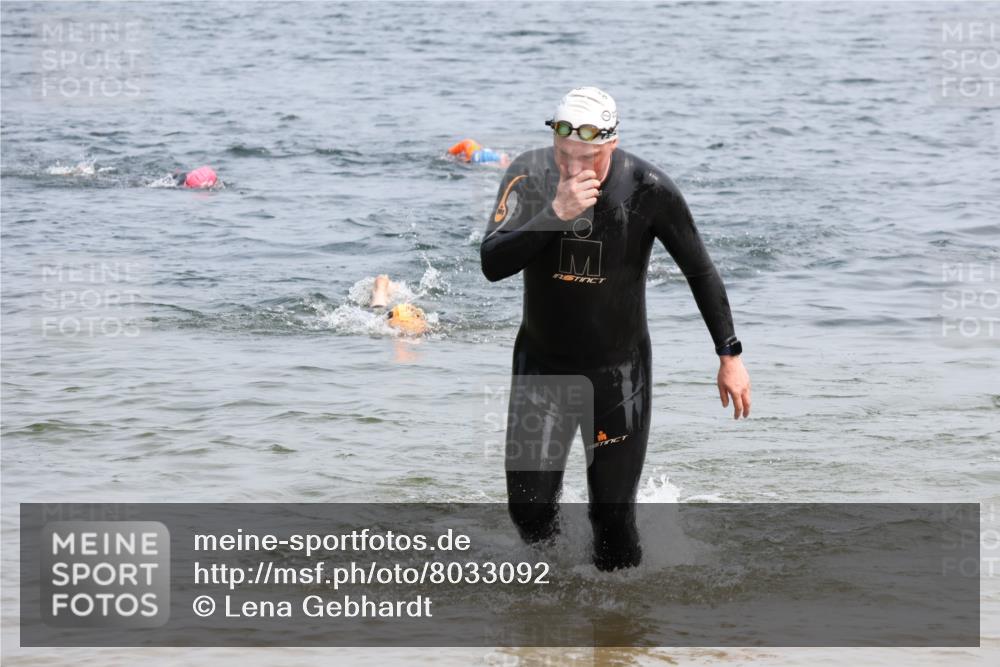 15.06.2025 - 27. Vierlanden-Triathlon Lena Gebhardt http://msf.ph/oto/8033092 15.06.2025 11:16:51 Schwimmen 825, 888, 978 meine-sportfotos.de