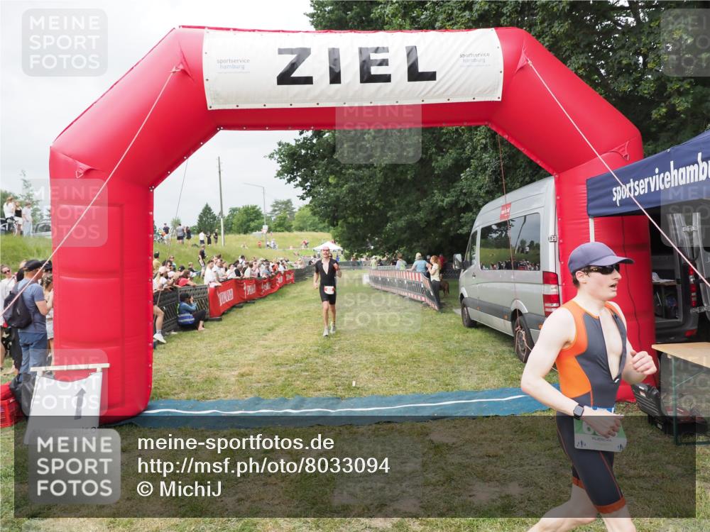 21.06.2025 - 27. Vierlanden-Triathlon MichiJ http://msf.ph/oto/8033094 15.06.2026 12:54:06 Ziel 21, 60, 650, 682 meine-sportfotos.de