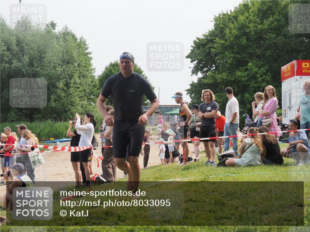 15.06.2025 - 27. Vierlanden-Triathlon KatJ http://msf.ph/oto/8033095 15.06.2025 11:14:35 Schwimmen 833, 958 meine-sportfotos.de