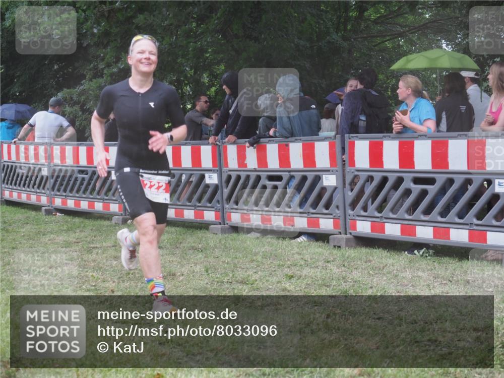 21.06.2025 - 27. Vierlanden-Triathlon KatJ http://msf.ph/oto/8033096 15.06.2025 13:44:30 Ziel 45, 222 meine-sportfotos.de