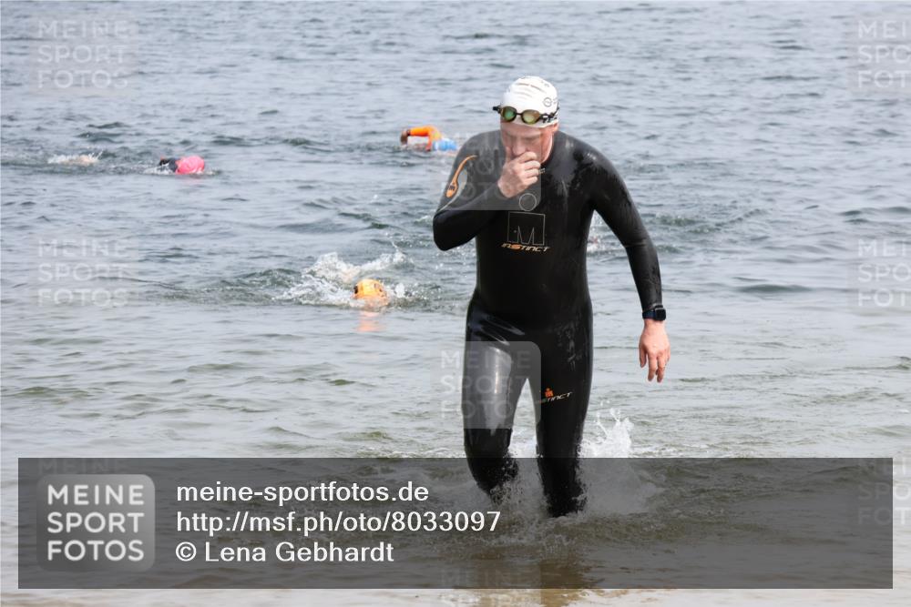 15.06.2025 - 27. Vierlanden-Triathlon Lena Gebhardt http://msf.ph/oto/8033097 15.06.2025 11:16:51 Schwimmen 825, 888, 978 meine-sportfotos.de