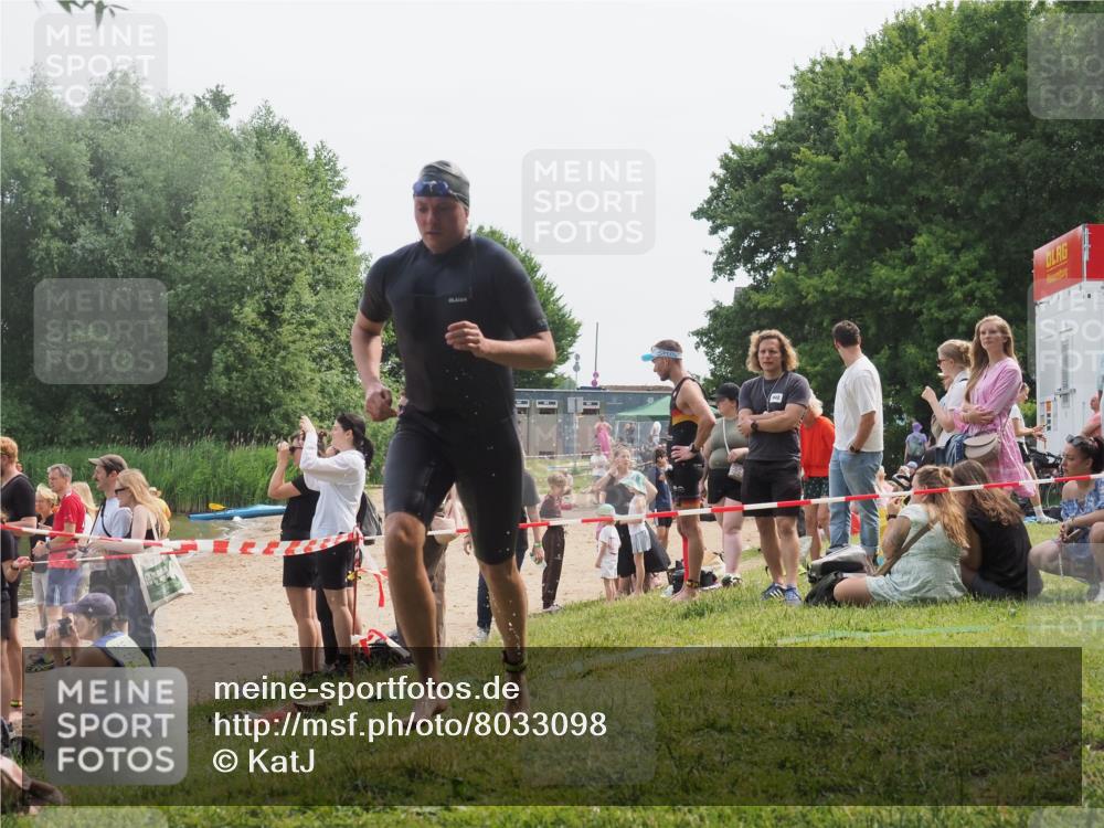 15.06.2025 - 27. Vierlanden-Triathlon KatJ http://msf.ph/oto/8033098 15.06.2025 11:14:35 Schwimmen 833, 958 meine-sportfotos.de