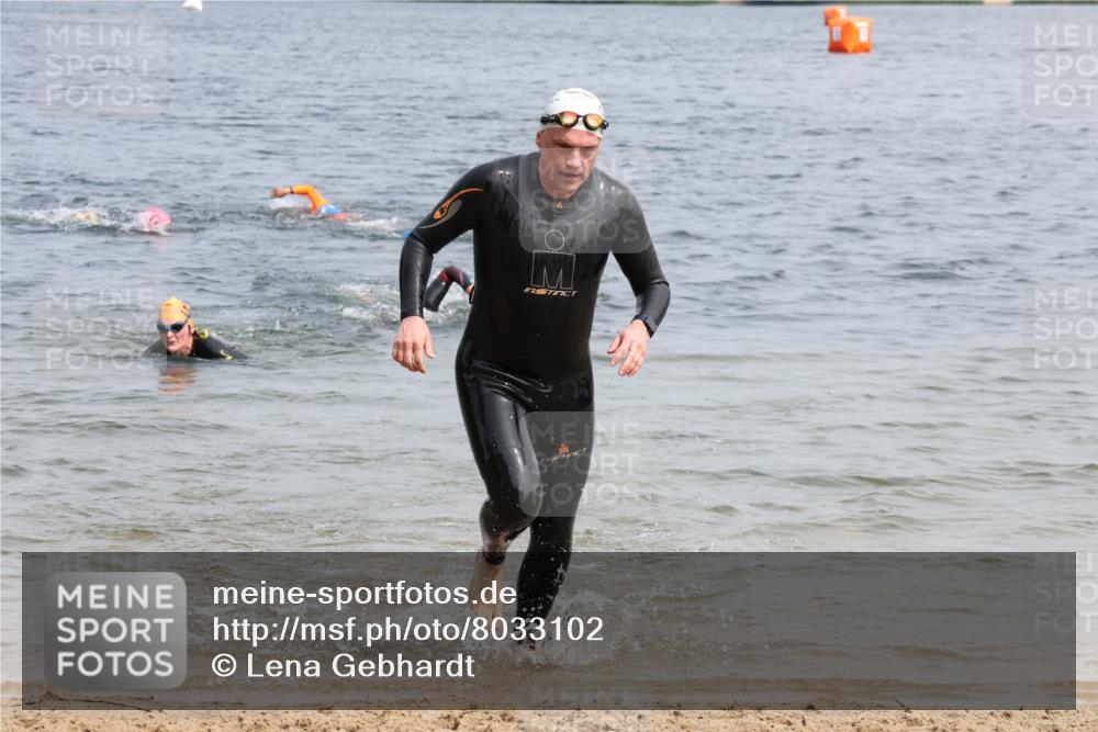 21.06.2025 - 27. Vierlanden-Triathlon Lena Gebhardt http://msf.ph/oto/8033102 15.06.2025 11:16:53 Schwimmen 825, 888, 978 meine-sportfotos.de