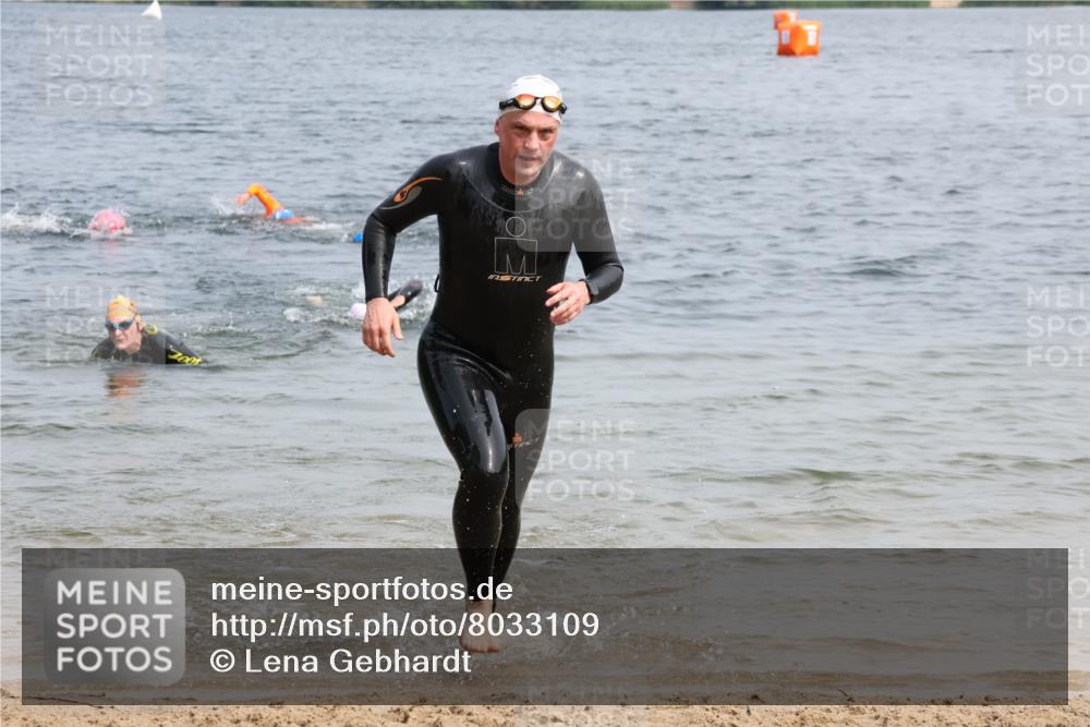 15.06.2025 - 27. Vierlanden-Triathlon Lena Gebhardt http://msf.ph/oto/8033109 15.06.2025 11:16:53 Schwimmen 825, 888, 978 meine-sportfotos.de