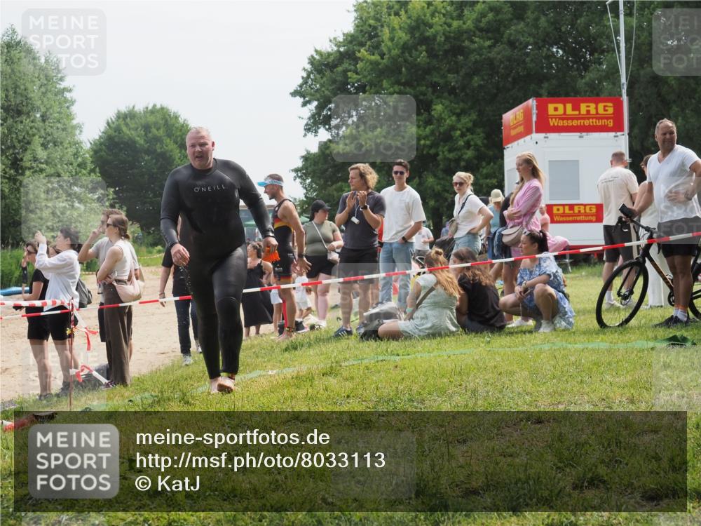 15.06.2025 - 27. Vierlanden-Triathlon KatJ http://msf.ph/oto/8033113 15.06.2025 11:14:57 Schwimmen 798, 812 meine-sportfotos.de