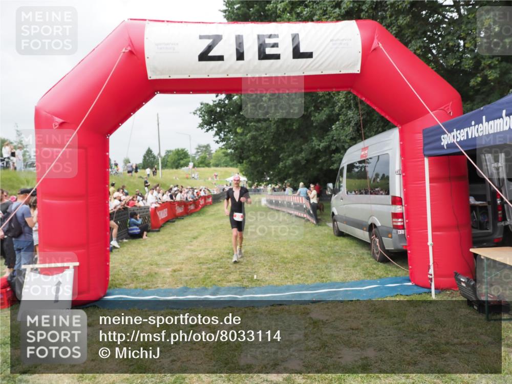 21.06.2025 - 27. Vierlanden-Triathlon MichiJ http://msf.ph/oto/8033114 15.06.2026 12:54:07 Ziel 21, 60, 650, 682 meine-sportfotos.de