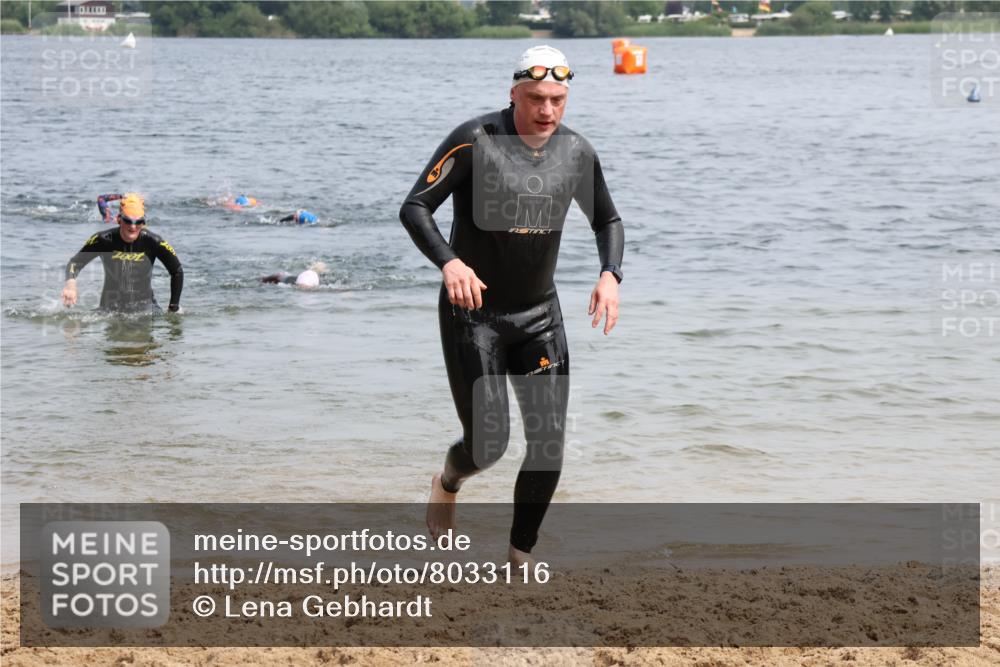 15.06.2025 - 27. Vierlanden-Triathlon Lena Gebhardt http://msf.ph/oto/8033116 15.06.2025 11:16:53 Schwimmen 825, 888, 978 meine-sportfotos.de