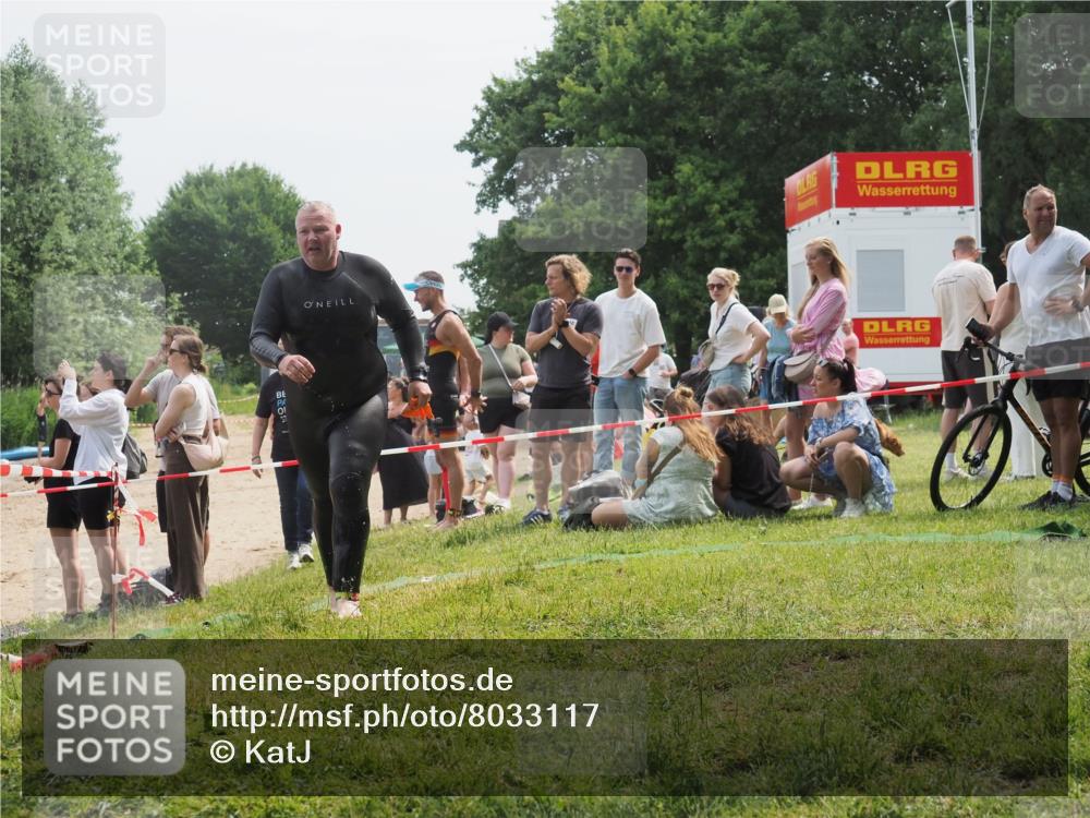 15.06.2025 - 27. Vierlanden-Triathlon KatJ http://msf.ph/oto/8033117 15.06.2025 11:14:57 Schwimmen 798, 812 meine-sportfotos.de