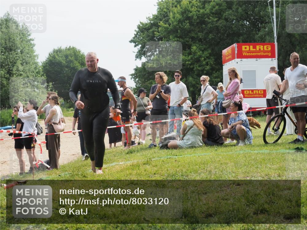 15.06.2025 - 27. Vierlanden-Triathlon KatJ http://msf.ph/oto/8033120 15.06.2025 11:14:57 Schwimmen 798, 812 meine-sportfotos.de