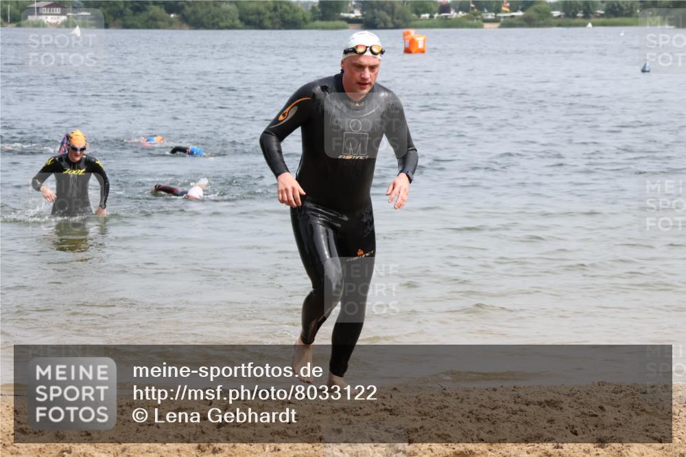15.06.2025 - 27. Vierlanden-Triathlon Lena Gebhardt http://msf.ph/oto/8033122 15.06.2025 11:16:53 Schwimmen 825, 888, 978 meine-sportfotos.de