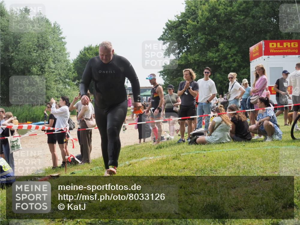 15.06.2025 - 27. Vierlanden-Triathlon KatJ http://msf.ph/oto/8033126 15.06.2025 11:14:58 Schwimmen 798, 812 meine-sportfotos.de