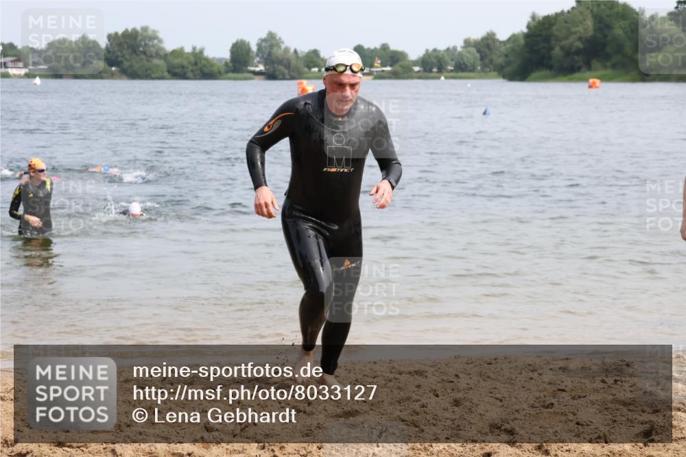 15.06.2025 - 27. Vierlanden-Triathlon Lena Gebhardt http://msf.ph/oto/8033127 15.06.2025 11:16:54 Schwimmen 825, 888, 978 meine-sportfotos.de