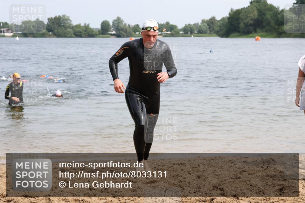 15.06.2025 - 27. Vierlanden-Triathlon Lena Gebhardt http://msf.ph/oto/8033131 15.06.2025 11:16:54 Schwimmen 825, 888, 978 meine-sportfotos.de