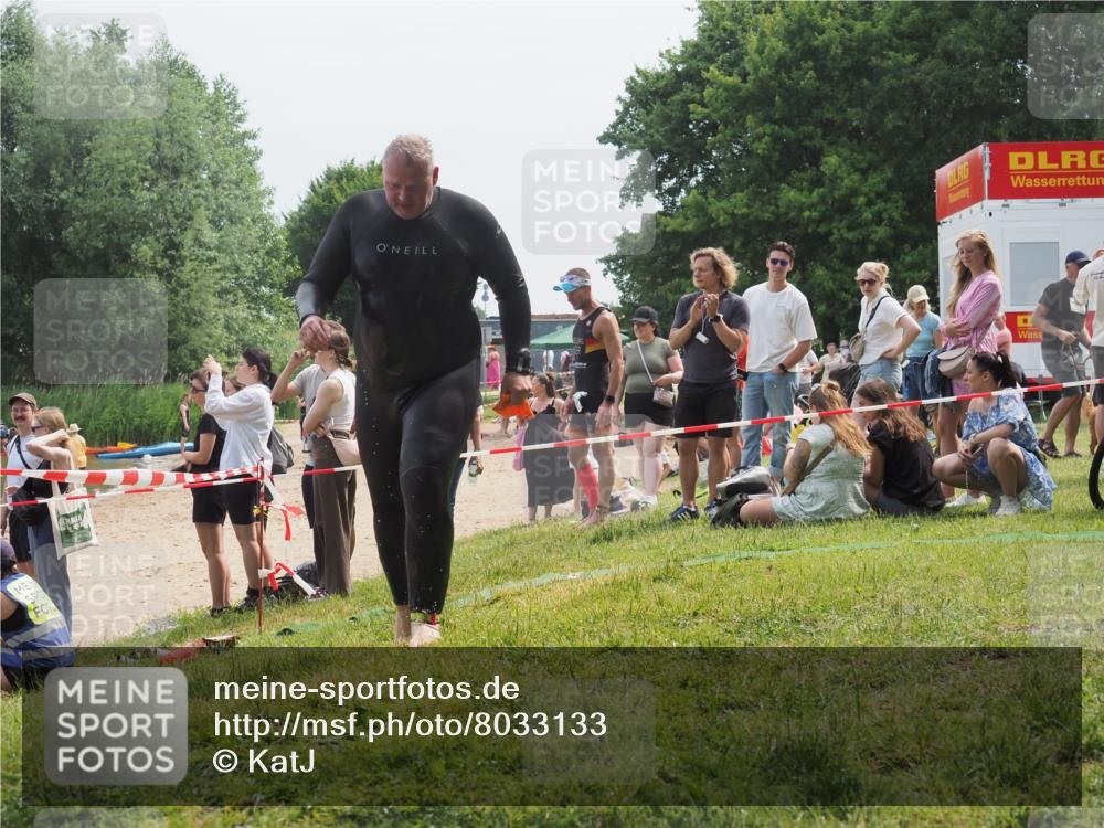 15.06.2025 - 27. Vierlanden-Triathlon KatJ http://msf.ph/oto/8033133 15.06.2025 11:14:58 Schwimmen 798, 812 meine-sportfotos.de