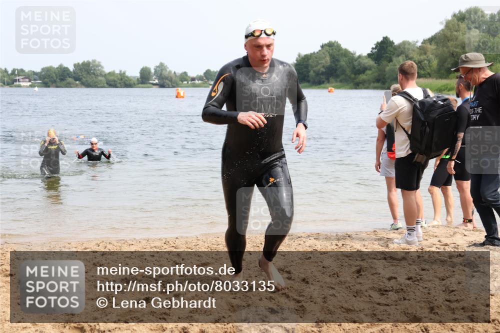 15.06.2025 - 27. Vierlanden-Triathlon Lena Gebhardt http://msf.ph/oto/8033135 15.06.2025 11:16:55 Schwimmen 825, 888, 978 meine-sportfotos.de