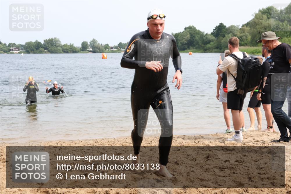 15.06.2025 - 27. Vierlanden-Triathlon Lena Gebhardt http://msf.ph/oto/8033138 15.06.2025 11:16:55 Schwimmen 825, 888, 978 meine-sportfotos.de