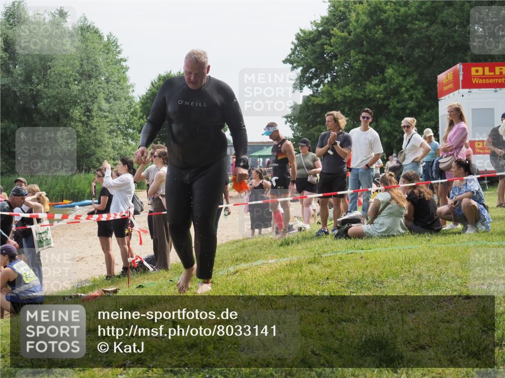15.06.2025 - 27. Vierlanden-Triathlon KatJ http://msf.ph/oto/8033141 15.06.2025 11:14:58 Schwimmen 798, 812 meine-sportfotos.de