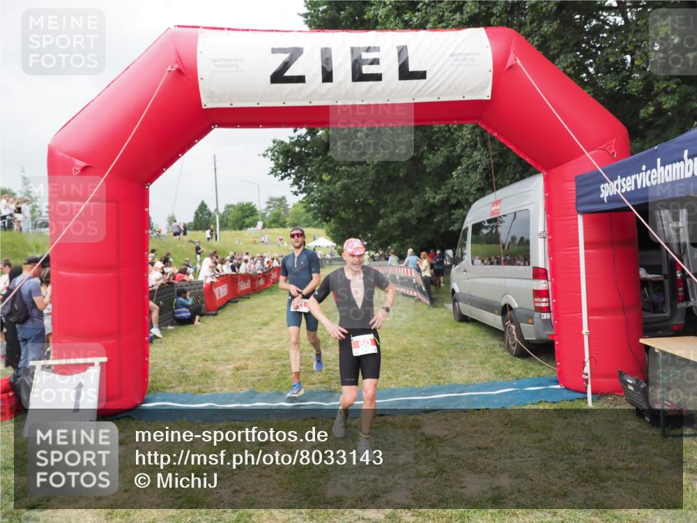 21.06.2025 - 27. Vierlanden-Triathlon MichiJ http://msf.ph/oto/8033143 15.06.2026 12:54:08 Ziel 21, 60, 650, 682 meine-sportfotos.de