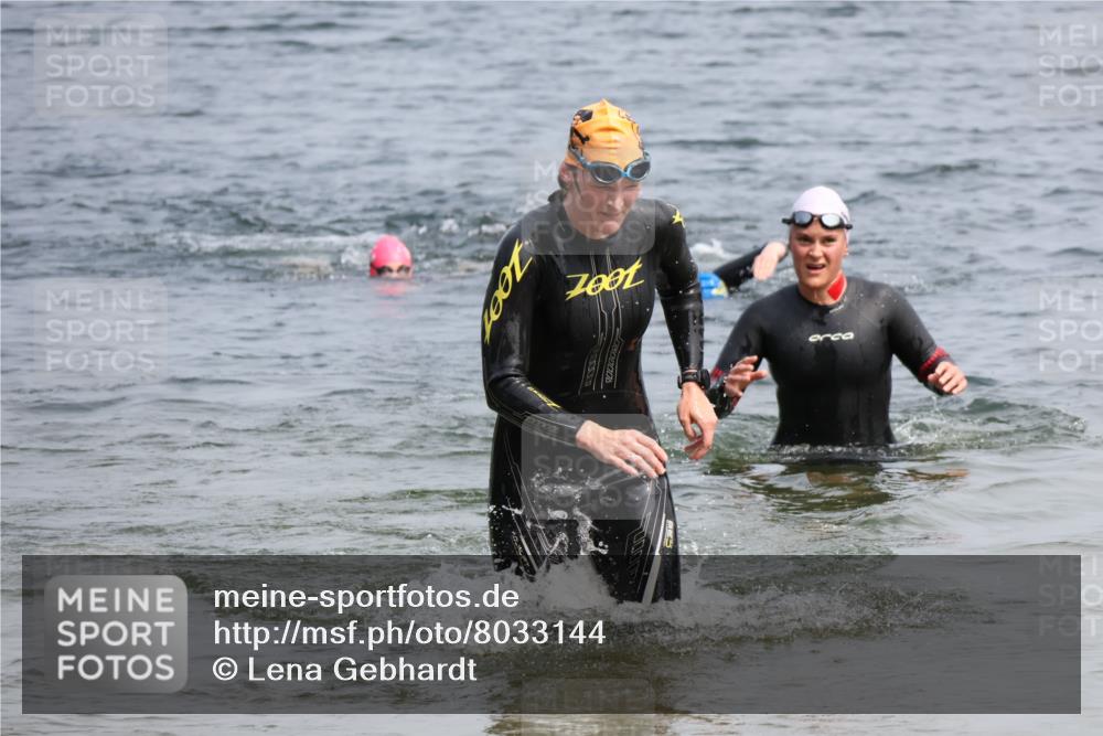 15.06.2025 - 27. Vierlanden-Triathlon Lena Gebhardt http://msf.ph/oto/8033144 15.06.2025 11:16:57 Schwimmen 825, 888, 945, 978 meine-sportfotos.de