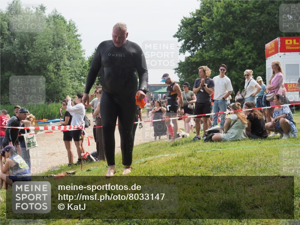 15.06.2025 - 27. Vierlanden-Triathlon KatJ http://msf.ph/oto/8033147 15.06.2025 11:14:58 Schwimmen 798, 812 meine-sportfotos.de