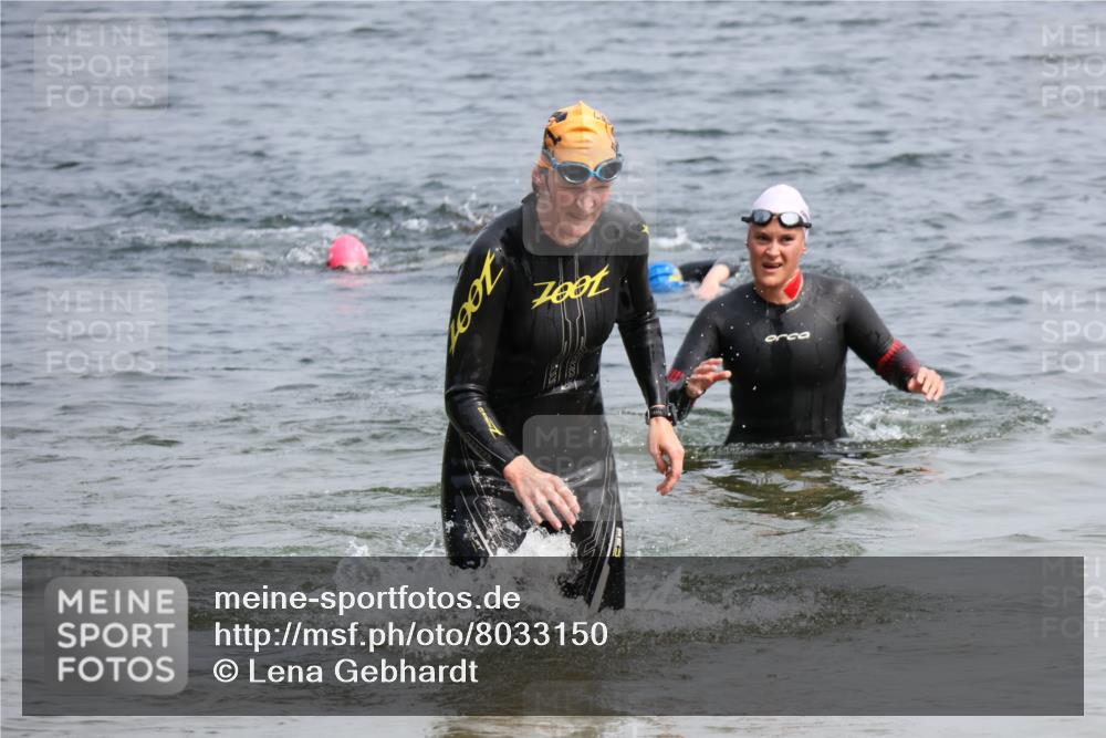 15.06.2025 - 27. Vierlanden-Triathlon Lena Gebhardt http://msf.ph/oto/8033150 15.06.2025 11:16:57 Schwimmen 825, 888, 945, 978 meine-sportfotos.de