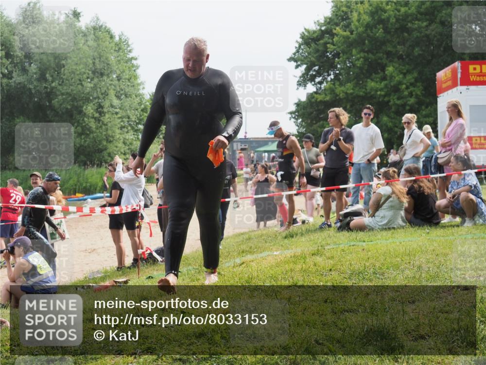 15.06.2025 - 27. Vierlanden-Triathlon KatJ http://msf.ph/oto/8033153 15.06.2025 11:14:58 Schwimmen 798, 812 meine-sportfotos.de