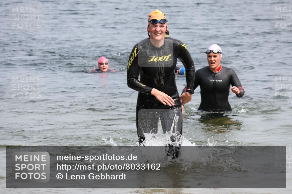 15.06.2025 - 27. Vierlanden-Triathlon Lena Gebhardt http://msf.ph/oto/8033162 15.06.2025 11:16:58 Schwimmen 825, 888, 945, 978 meine-sportfotos.de