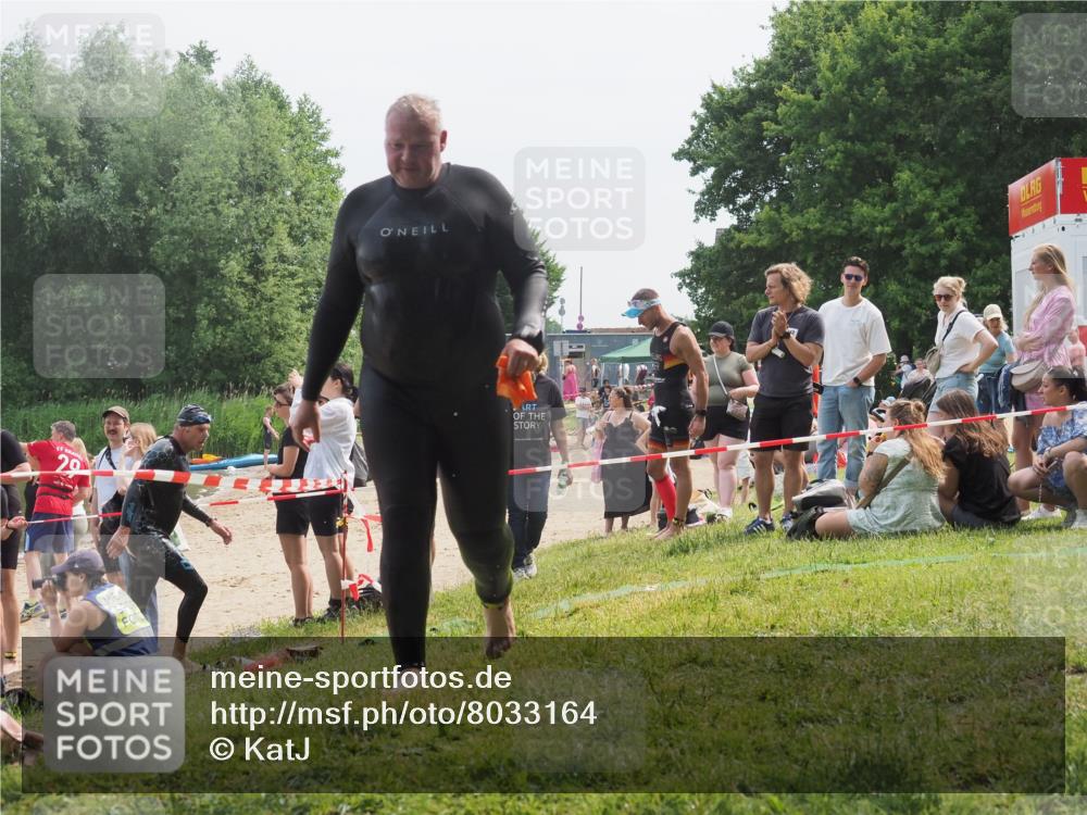 15.06.2025 - 27. Vierlanden-Triathlon KatJ http://msf.ph/oto/8033164 15.06.2025 11:14:59 Schwimmen 798, 812 meine-sportfotos.de