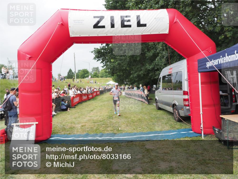 21.06.2025 - 27. Vierlanden-Triathlon MichiJ http://msf.ph/oto/8033166 15.06.2026 12:54:15 Ziel 21, 60, 171 meine-sportfotos.de