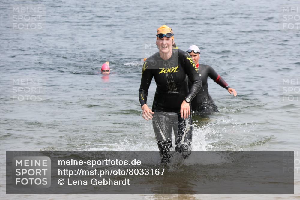 15.06.2025 - 27. Vierlanden-Triathlon Lena Gebhardt http://msf.ph/oto/8033167 15.06.2025 11:16:58 Schwimmen 825, 888, 945, 978 meine-sportfotos.de