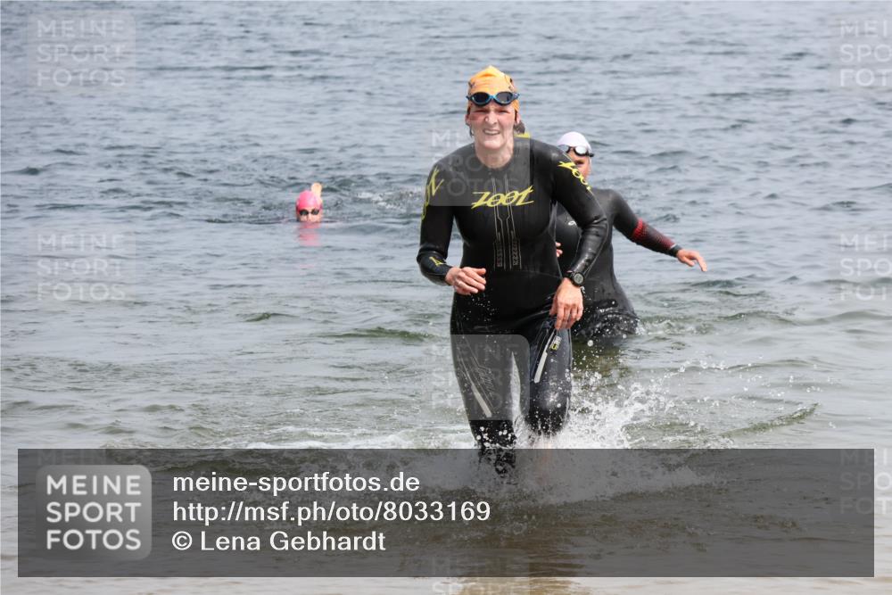 15.06.2025 - 27. Vierlanden-Triathlon Lena Gebhardt http://msf.ph/oto/8033169 15.06.2025 11:16:58 Schwimmen 825, 888, 945, 978 meine-sportfotos.de