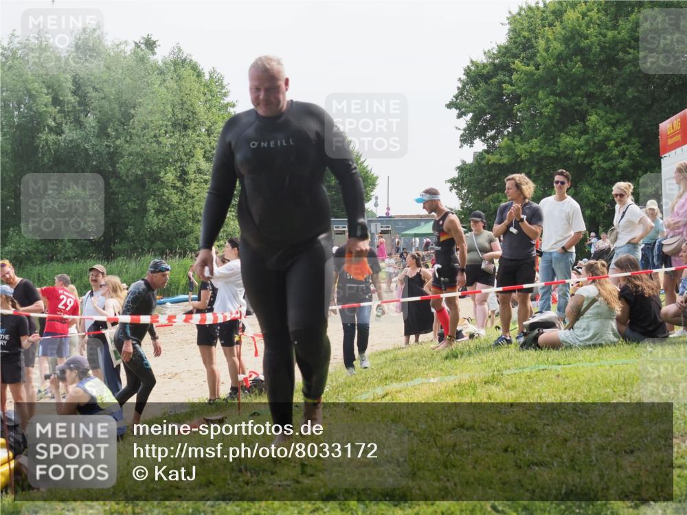 15.06.2025 - 27. Vierlanden-Triathlon KatJ http://msf.ph/oto/8033172 15.06.2025 11:14:59 Schwimmen 798, 812 meine-sportfotos.de