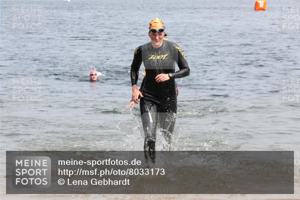 21.06.2025 - 27. Vierlanden-Triathlon Lena Gebhardt http://msf.ph/oto/8033173 15.06.2025 11:16:59 Schwimmen 825, 888, 945, 978 meine-sportfotos.de