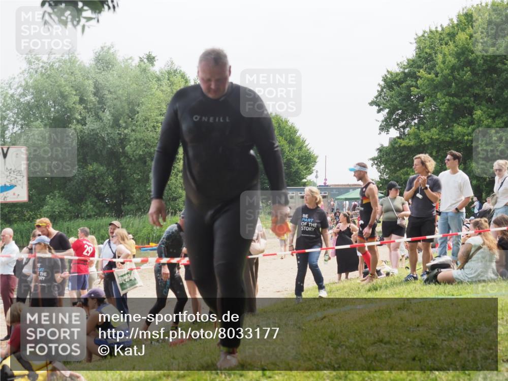 15.06.2025 - 27. Vierlanden-Triathlon KatJ http://msf.ph/oto/8033177 15.06.2025 11:14:59 Schwimmen 798, 812 meine-sportfotos.de