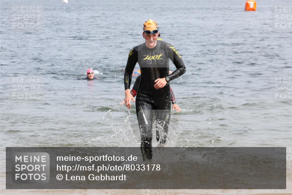 15.06.2025 - 27. Vierlanden-Triathlon Lena Gebhardt http://msf.ph/oto/8033178 15.06.2025 11:16:59 Schwimmen 825, 888, 945, 978 meine-sportfotos.de