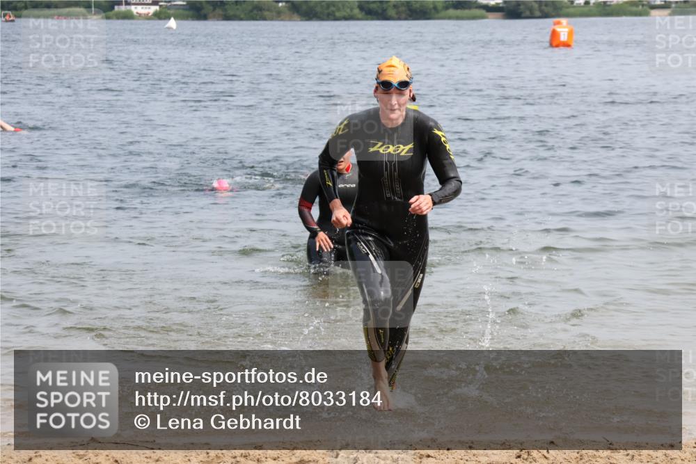 15.06.2025 - 27. Vierlanden-Triathlon Lena Gebhardt http://msf.ph/oto/8033184 15.06.2025 11:17:00 Schwimmen 825, 945, 978 meine-sportfotos.de